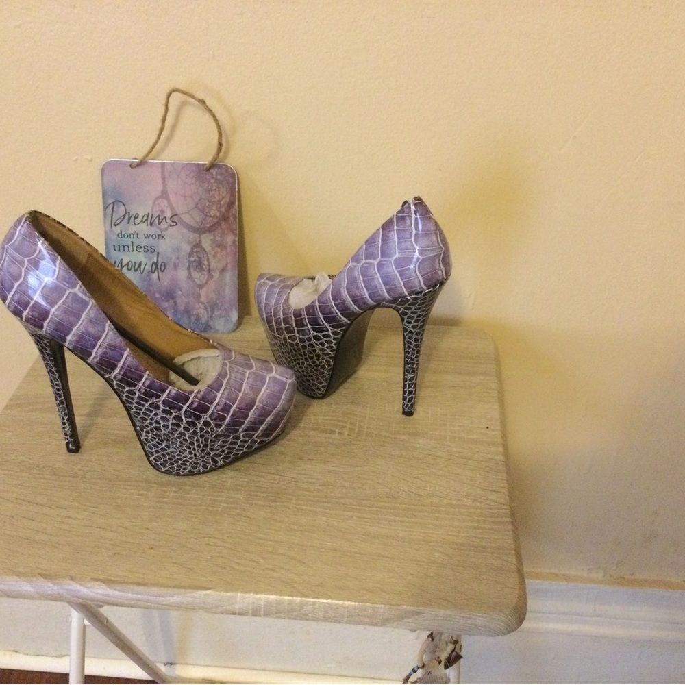 Shoedazzle Size 9 heels. Excellent condition.